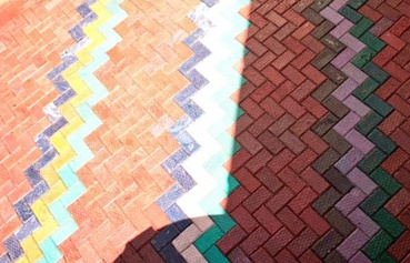 PLASTİK ATIKLARDAN OLUŞAN RENKLİ KALDIRIMLAR