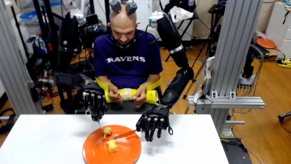 Yıllardır felç olan adam beynine takılan çiplerle robotik kollar kullanmaya başladı